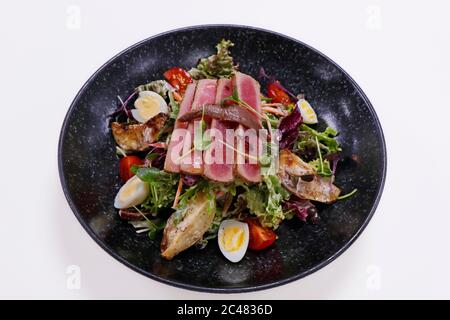 Klassischer Nikoisesalat mit gebratenen Thunfisch und knackigem Gemüse Stockfoto