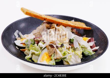 Traditioneller caesar Salat romain Salat, gekochtes Ei, Sardelle und Brotkruton Stockfoto
