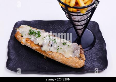 philly Cheese Steak Sandwich mit Pommes Frites Stockfoto