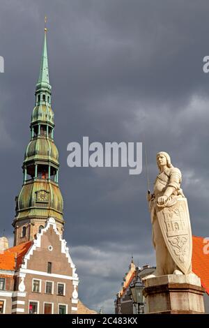 Der Turm der St. Peter Kirche in Riga, vom Rathausplatz aus gesehen Stockfoto