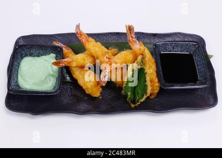 Gebratene Tempura-Garnelen mit Wasabi-Mayonnaise und Sojasoße, japanische Spezialität Stockfoto