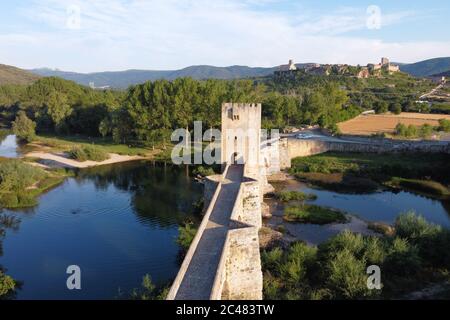 Luftaufnahme einer mittelalterlichen Steinbrücke über den Ebro Fluss in FRIAS, einem historischen Dorf in der Provinz Burgos, Spanien. Hochwertige 4k-Aufnahmen Stockfoto