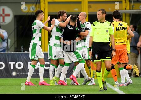 Mailand. Juni 2020. Sassuolo Spieler feiert ihr Tor während eines Serie A Fußballspiels zwischen FC Inter und Sassuolo in Mailand, Italien, 24. Juni 2020. Quelle: Xinhua/Alamy Live News Stockfoto