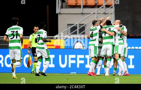 Mailand. Juni 2020. Die Spieler von Sassuolo feiern ihr Tor bei einem Fußballspiel der Serie A zwischen FC Inter und Sassuolo in Mailand, Italien, am 24. Juni 2020. Quelle: Xinhua/Alamy Live News Stockfoto