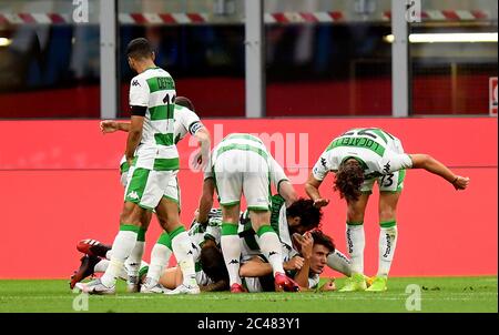 Mailand. Juni 2020. Die Spieler von Sassuolo feiern ihr Tor bei einem Fußballspiel der Serie A zwischen FC Inter und Sassuolo in Mailand, Italien, am 24. Juni 2020. Quelle: Xinhua/Alamy Live News Stockfoto