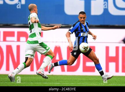 Mailand. Juni 2020. Sassuolo Vlad Chiriches (L) spielt mit Alexis Sanchez von FC Inter während eines Fußballspiels zwischen FC Inter und Sassuolo in Mailand, Italien, am 24. Juni 2020. Quelle: Xinhua/Alamy Live News Stockfoto