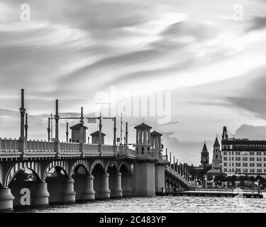 Brücke der Löwen in Florida über Matanzas Bay verbindet St. Augustine mit Anastasia Island. Schwarz und Weiß Stockfoto