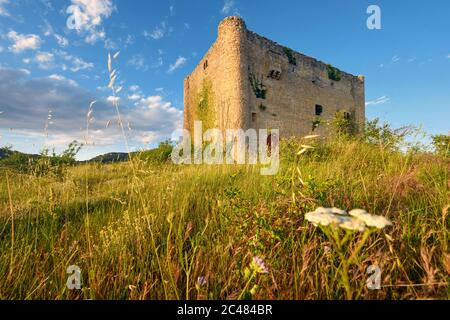 Malerische Landschaft eines mittelalterlichen Turms bei Sonnenuntergang. Hochwertige Fotos Stockfoto