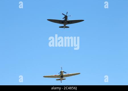 Zwei Flugzeuge des BBMF auf der Leuchars Airshow 2012, mit einer Supermarine Spitfire PR.XIX (PM631) an der Spitze eines Hawker Hurricane IIC (LF363). Stockfoto