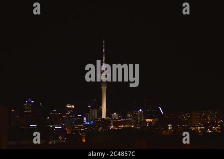 Auckland, Neuseeland. März 31. 2017 Landschaft der Stadt Auckland bei Nacht mit dem Sky Tower beleuchtet. Stockfoto