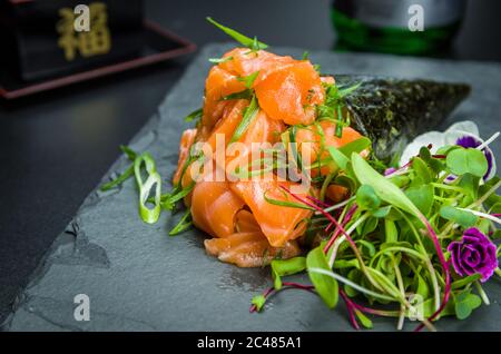 Sushi. Traditionelle japanische Küche, Premium Lachs Temaki in einem eleganten Ambiente. Stockfoto