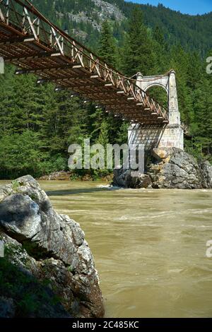 Alexandra Brücke über Fraser River vertikal. Die verlassene Alexandra Bridge über den Fraser River in der Nähe von Boston Bar, British Columbia, Kanada. Stockfoto