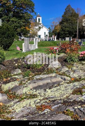 Älteste New England weiße Holz Landkirche und Friedhof in Kittery im Herbst. Eine der ältesten Kirchen in Maine. Erste Gemeinde Kirche. Stockfoto