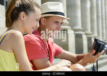 Moderne junge Paar prüft die Fotos auf der Kamera Stockfoto