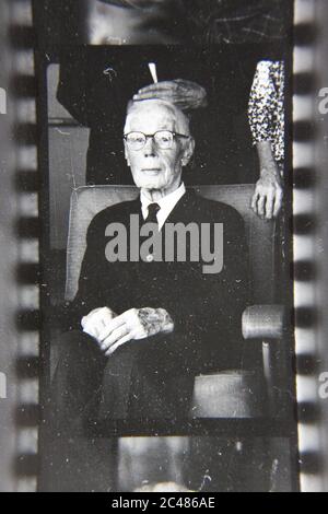 Feine 70er Jahre Vintage Kontaktdruck schwarz-weiß Fotografie von Bewohnern leben in einer langfristigen Pflege. Stockfoto