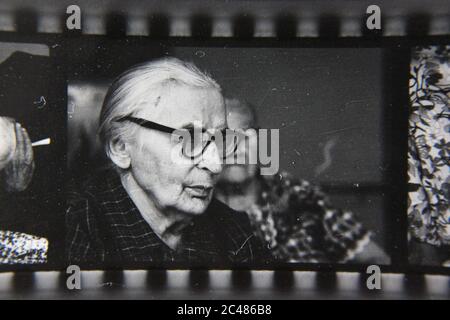 Feine 70er Jahre Vintage Kontaktdruck schwarz-weiß Fotografie von Bewohnern leben in einer langfristigen Pflege. Stockfoto