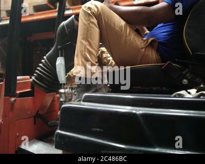 Nahaufnahme eines Mechanikers, der in einer Reparatur arbeitet Garage Stockfoto