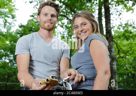 Liebevolles junges Paar in einem Wald Stockfoto