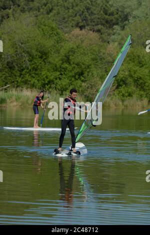 Ein junger Mann, der Windsurfen macht Stockfoto