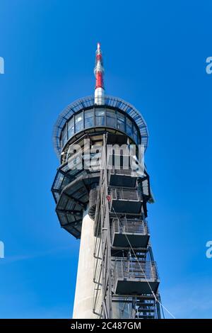 Fernsehturm auf dem Gipfel des Bantiger Berges, Bern, Schweiz Stockfoto