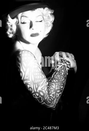 Moderner Stil Marilyn Monroe, Tattoos, Vollärmeln, Look-alike, High-Key, Erholung, moderne Twist, Zeitraum Kostüme, vintage, retro Stockfoto