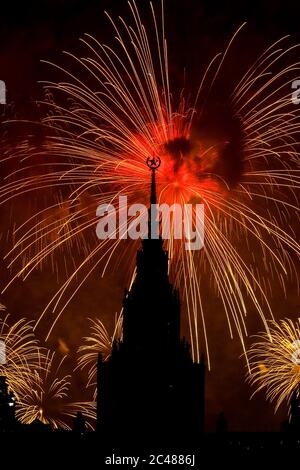 Moskau, Russland. Juni 2020. Feuerwerk explodiert hinter der Moskauer Staatlichen Universität während der Feier des Siegestages anlässlich des 75. Jahrestages des Sieges über Nazi-Deutschland im Zweiten Weltkrieg in Moskau, Russland. Kredit: SOPA Images Limited/Alamy Live Nachrichten Stockfoto