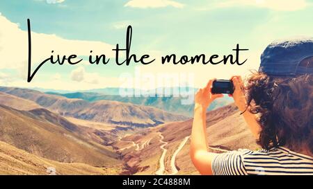 Inspirierendes Zitat auf einem Landschaftsfoto mit dem Satz Live in the Moment geschrieben. Nachricht oder Karte. Konzept der Inspiration. Positive Phrase. Poster Stockfoto