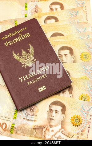 San Sai Noi, San Sai District, Chiang Mai 50210, Thailand - Juni/23/2020: Bild eines thailändischen Passes auf 1000 Baht Banknoten Stockfoto
