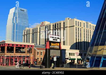 Hochhausturm & Broadway Street, Nashville, Tennessee, USA Stockfoto