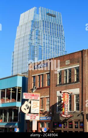 Hochhausturm & Broadway Street, Nashville, Tennessee, USA Stockfoto