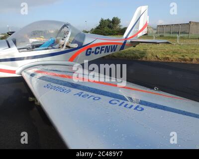 G-CFNW, ein Evektor EV-97 Eurostar des Scottish Aero Club, wurde 2013 auf der RAF Leuchars Airshow statisch ausgestellt. Stockfoto