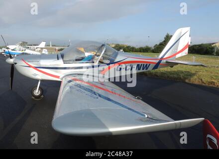 G-CFNW, ein Evektor EV-97 Eurostar des Scottish Aero Club, wurde 2013 auf der RAF Leuchars Airshow statisch ausgestellt. Stockfoto