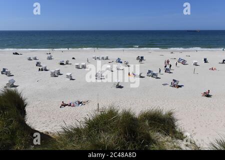 Sylt, Deutschland. Juni 2020. Liegestühle sind am Strand von Kampen vorhanden. (Zur dpa 'Sommerurlaub 2020: Viele planen eine Nummer kleiner') Quelle: Carsten Rehder/dpa/Alamy Live News Stockfoto