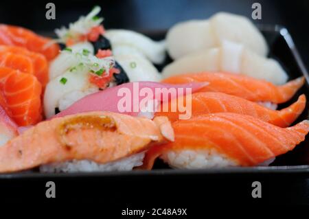 Verschiedene Sushi auf einem Teller Stockfoto