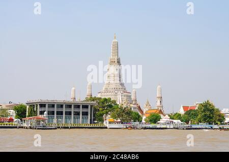 Ein Blick auf Wat Arun entlang des Chao Phraya Flusses in Bangkok, Thailand Stockfoto
