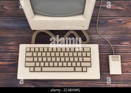 Retro Personal Computer. Systemeinheit, Monitor, Tastatur und Maus auf einem Holztisch. 3d-Rendering Stockfoto