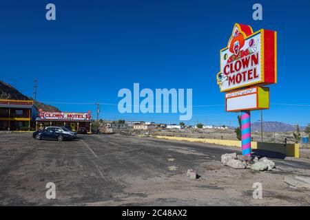 TONOPAH, NEVADA, USA - 25. Mai 2020: Ein Straßenschild für das Clown Motel, eine einzigartige Lodge in Nevada, begrüßt Reisende entlang des Highway 95. Stockfoto