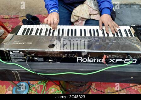 Hisar, Haryana, Februar 2020 : die Aufführung der Hände eines Mannes, der Klavier oder Keyboard-Tasten bei einem religiösen Programm spielt Stockfoto