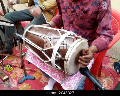 Hisar, Haryana, Februar 2020 : Hindu-Mann spielen Schlagzeug, ein Musikinstrument in einer religiösen Versammlung Stockfoto