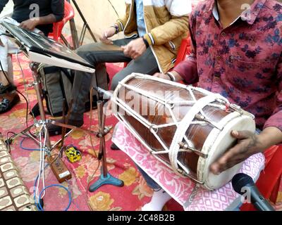 Hisar, Haryana, Februar 2020 : Hindu-Mann spielen Schlagzeug, ein Musikinstrument in einer religiösen Versammlung Stockfoto