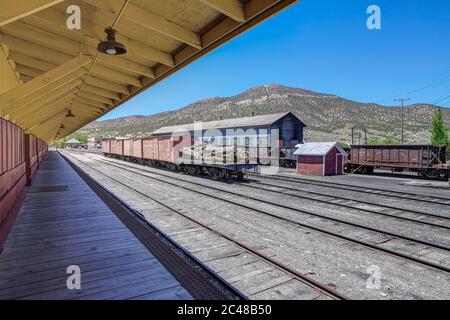 ELY, NEVADA, USA - 25. Mai 2020: Blick über den Bahnhofshof vom Bahnsteig des Northern Nevada Railway Museum. Stockfoto