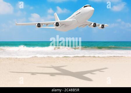 White Jet Passagierflugzeug über Ocean Deserted Coast extreme Nahaufnahme. 3d-Rendering Stockfoto