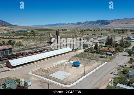 ELY, NEVADA, USA - 25. Mai 2020: Vor dem Northern Nevada Railway Museum, Elys beliebtestem Museum, befindet sich ein Stadtspielplatz und ein Park Stockfoto