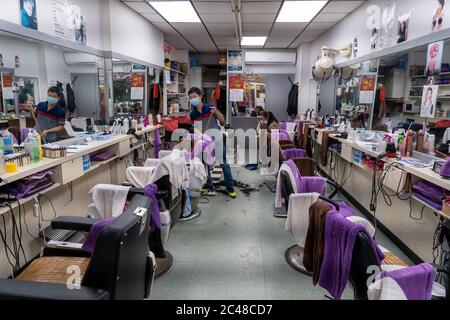 NEW YORK, NY - 24. JUNI 2020: Besitzer des Schönheitssalons in Manhattans Chinatown reinigen einen leeren Laden, möglicherweise aus Angst vor Cornavirus. Stockfoto