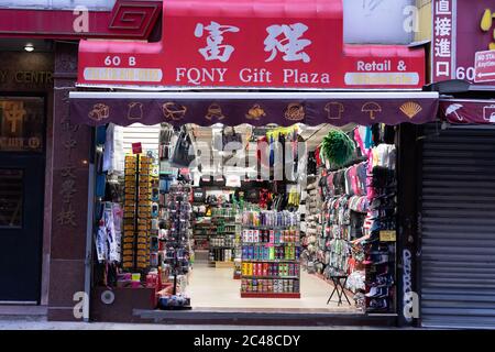 NEW YORK, NY - 24. JUNI 2020: Ein leerer Souvenirladen ist am 24. Juni 2020 in Manhattans Chinatown in New York City zu sehen. Stockfoto