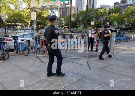 New York, NY, 24. Juni 2020. Die Polizei entfernt Barrikaden, die eine Kreidezeichnung für schwarze Leben schützen, was eine kurze Auseinandersetzung und einen Streit zwischen Protestorganisatoren und Polizei auslöste, die zur Bereitschaftspolizei im Occupy City Hall aufrief; die Spannungen stiegen, aber die Situation wurde enteskaliert. Aktivisten mit Stimmen mit Community-Aktivisten & -Führern (VOCAL NY) Und Verbündete führen vor einer Budgetfrist vom 1. Juli eine Besetzung im Rathaus durch, um Druck auf den Bürgermeister und den Stadtrat auszuüben, die NYPD von mindestens einer Milliarde Dollar aus ihrem 6 Milliarden Dollar Jahresbudget zu definanzieren, um in Wohnungen, im Gesundheitswesen, in Bildung, Stockfoto