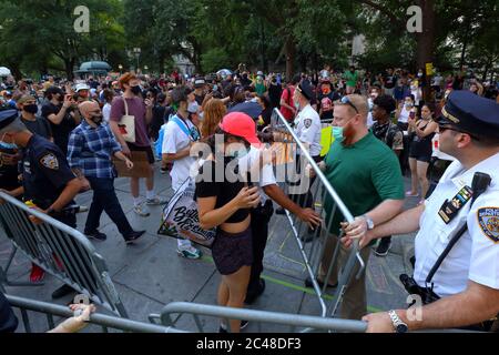 New York, NY, 24. Juni 2020. Die Spannungen steigen, da die Polizei Barrikaden entfernt, um eine Kreidezeichnung für schwarze Leben zu schützen, was eine kurze Auseinandersetzung zwischen Protestorganisatoren und Polizei auslöste. Die Situation wurde deeskaliert, und beide Seiten rückten zurück. Aktivisten mit Stimmen mit Community-Aktivisten & -Führern (VOCAL NY) Und Verbündete führen vor einer Budgetfrist vom 1. Juli eine Besetzung im Rathaus durch, um Druck auf den Bürgermeister und den Stadtrat auszuüben, die NYPD von mindestens einer Milliarde Dollar aus ihrem 6 Milliarden Dollar Jahresbudget zu definanzieren, um in Wohnungen, im Gesundheitswesen, in Bildung, Stockfoto
