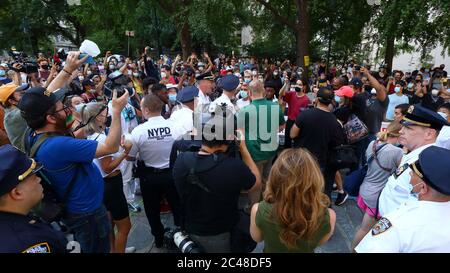 New York, NY, 24. Juni 2020. Die Spannungen steigen, da die Polizei Barrikaden entfernt, um eine Kreidezeichnung für schwarze Leben zu schützen, was eine kurze Auseinandersetzung zwischen Protestorganisatoren und Polizei auslöste. Die Situation wurde deeskaliert, und beide Seiten rückten zurück. Aktivisten mit Stimmen mit Community-Aktivisten & -Führern (VOCAL NY) Und Verbündete führen vor einer Budgetfrist vom 1. Juli eine Besetzung im Rathaus durch, um Druck auf den Bürgermeister und den Stadtrat auszuüben, die NYPD von mindestens einer Milliarde Dollar aus ihrem 6 Milliarden Dollar Jahresbudget zu definanzieren, um in Wohnungen, im Gesundheitswesen, in Bildung, Stockfoto