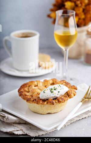 Birne und Thymian Pie mit Dessertwein Stockfoto