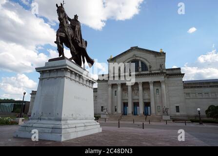 Die Statue von Saint Louis sitzt vor dem Kunstmuseum auf dem Art Hill im Forest Park, in St. Louis am Mittwoch, 24. Juni 2020. Die St. Louis Forever Rosary Coalition hat sich in den letzten Nächten an der Statue getrifft, um zu beten, dass die Statue bleibt und dass die Stadt St. Louis friedlich bleibt. Eine Petition wurde gestartet, um die Statue zu entfernen, die seit über 100 Jahren an ihrem Platz steht. Einigen ist König Saint Louis bekannt als jemand, der das jüdische Volk Frankreichs verfolgte, den Talmud beschlagnahmte und verbrannte. Foto von Bill Greenblatt/UPI Stockfoto